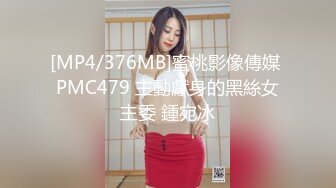 [MP4/ 655M]&nbsp;&nbsp;大哥抠逼一点都不温柔，露脸少妇让小哥玩逼激情抠逼，逼逼里塞满冬枣自己吐出来好骚