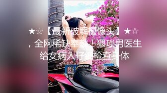 商场女厕偷拍 破洞牛仔裤美女的小黑B 一边抽烟一边玩手机