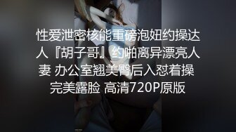 美女穿着短裙公园直播跟粉丝互动