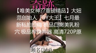 一个人玩两妞全程露脸口交大鸡巴，看两骚妹子亲嘴玩奶又抠逼淫水好多，浪叫呻吟不止让小哥轮流草嘴无套干逼