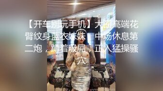 风骚的黑丝少妇露脸被两个大哥玩弄蹂躏，让大哥草嘴口交揉奶玩逼，双洞齐插小嘴都不闲着