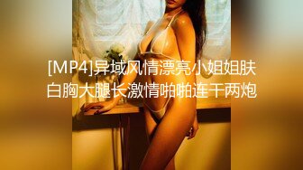 单位女厕偷拍新来的大美女没想到老江湖了，鲍鱼还挺黑