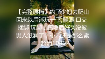 小伙子把喝醉酒睡着了的女同事的胸罩拉开让给大爷看大咪咪,大爷眼睛都看直了