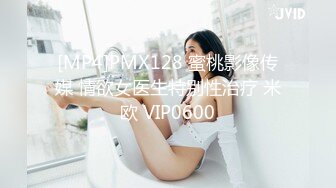 身材苗条追风少女，路上见到正好尾随她一起上厕所，拍下了她奇怪的阴穴，紧张啊!