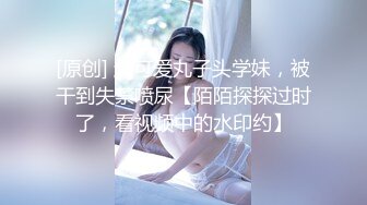 长发女仆装美少妇，女上位后入，手握着大鸡巴忘逼里面塞，在女上位戴套肛交，内射到逼里