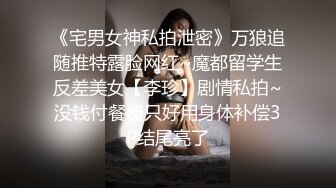 一个金发美女被富豪包养整天被两个肉棒包围