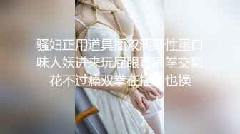 快递驿站里的风骚老板娘，虎牙很可爱全程露脸陪狼友撩骚互动，漏出骚奶子，跳蛋塞逼里搅动呻吟，表情好骚啊