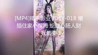 古铜色东方小美女和东欧白嫩美女一起玩3P同时玩大肉棒阴道插着吃逼摸胸玩的就是心跳刺激