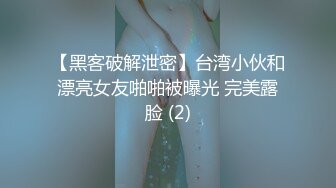 学院女厕全景偷拍白衣黑裤美女❤️肥厚鲍鱼肉肉的阴唇