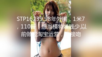 六月新流出商场突然闯入系列月经流量很大的高跟商场女售货员