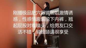 长相文静极品美臀女神居家激情啪啪，连体白色网袜上位骑乘，抱着大屁股打桩机猛操出白浆，后入大力撞击内射