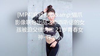 两个老铁约很嫩的妹子去玩3P 小伙鸡巴太大很难插入