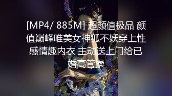 两个极品年轻小妹的4P生活，小嘴塞不下的大鸡巴深喉口交，情趣黑丝内衣诱惑，无毛白虎逼各种抽插浪叫不止