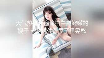 练瑜伽的嫩嫩小美女，上前抱住爱抚揉捏，戴上硕大假鸡巴深入逼穴抽插吟叫刺激