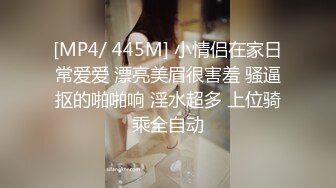 偷拍兩個妹子洗澡,以為貼上窗花就不用拉窗簾了