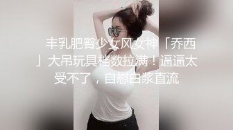 黑鸡的鸡巴太粗小妞小心翼翼的掰开小穴套弄