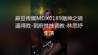 年轻小嫩妹萝莉骚起来不一般，舔大鸡巴非常温柔，身材完美被大哥捏着奶子侧入，不断伸舌头好骚，暴力推车