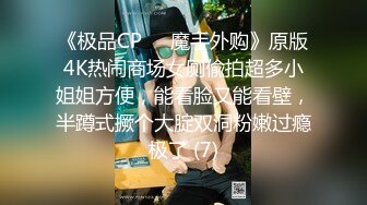 极品两个熟女少妇双飞大战瘦瘦哥哥，已撸鸡巴很翘，浴池洗澡多人的淫乱