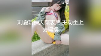 白嫩人妻嘴里两个鸡巴