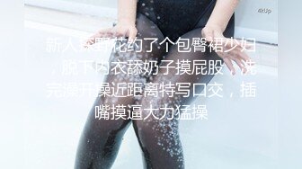 一个奴隶被主人吊起来,用鞭子抽背和屁股,奴隶疼的直哆嗦