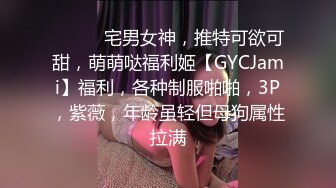 美容院上班的漂亮小美女下班后穿着性感超短裙工作服和客户男友偷情,特意换上开档黑丝干,爽的自己捏着奶子!