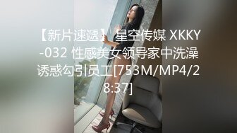 JK美眉 搂搂抱抱好亲热 小屁屁小内内看光光