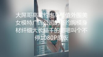 娇女战双男被干得神魂颠倒，两位猛男轮番草骚女各种姿势各种干，抱起来一起草全程露脸，呻吟不止还有一女观战