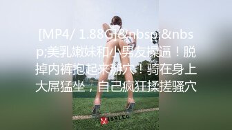 漂亮的新娘子在影樓試穿婚紗 被影樓老板的偷拍了02