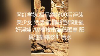 奶茶店女厕白短衫牛仔裤清秀小妹,两片红嫩的微毛鸡冠唇真想蹭蹭