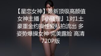 《极品CP魔手外购》色胆包天坑神潜入某公司女厕独占坑位隔板缝中实拍超多美女小姐姐方便，脸逼同步前后拍太顶了 (2)