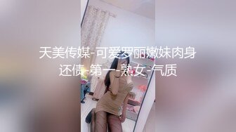 ❤️19超嫩姐妹花，被头套大叔轮流干，掏屌磨蹭小穴，小骚逼很紧，骑乘位抽插，干完妹妹干姐姐