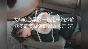 大神旅游景区一路走一路抄底众多的美女少妇眼界大开 (7)