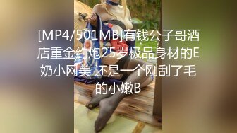 抖音巨乳网红李雅晚上寂寞难耐小区附近溜达搭讪18岁楞青小伙把他带回家玩弄，满足她的兽欲