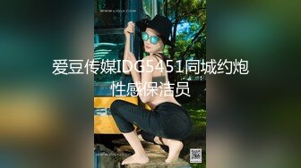 儿媳挑逗正在看书的公公 脱光衣服自慰后公公直接跪舔