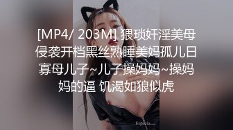 小骚货孩子睡觉了一个人在床上偷偷的掰穴自慰起来，特写蝴蝶逼