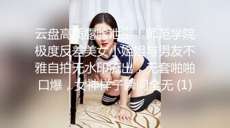 高颜值情侣寻求刺激，购物广场更衣室直接干了起来，美女也能这么骚，手握大鸡巴吃得贼香！