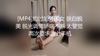 屌丝小刘经常中午趁着大家吃饭时间❤️偷偷溜进单位女厕偷窥暗恋已久的高冷女同事尿尿