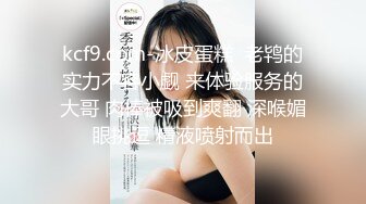 [MP4/ 1.47G] 颜值不错的风骚女模特，大辫子漏出骚奶子诱惑狼友跟两位大哥激情3P，让小哥吃奶玩逼轮流爆草抽插