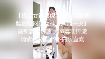 小哥和朋友借着酒精约上炮友在客厅里上演三人行双龙打桩玩(中) 