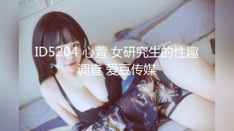 风韵美少妇，长相不错味道十足，生过孩子身材很好，手电筒特写逼逼还给照明