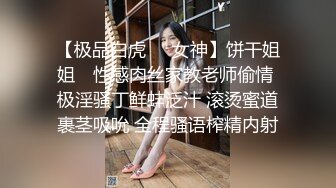 一大早勃起把鸡巴塞进还在戴眼罩睡觉的白虎女友口里，无套后入外射