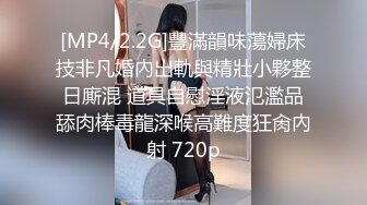 专业脱衣舞女郎的诱惑，侧姿一字马，摆出各种性感姿势，乳夹高跟鞋，特写抖臀，美女极度风骚