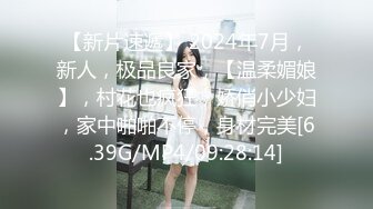 借着钢琴声的掩护趴墙头偷窥邻居漂亮美眉洗澡这身材没得说的