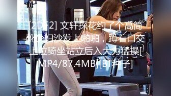 高跟牛仔裤风骚女友跟男友激情啪啪，口交酸奶大鸡巴好骚，衣服都没脱完就让小哥干上了，无套抽插直接内射