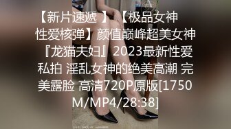 长焦相机偷拍对面公园拍户外婚纱摄影的新娘子??婚纱有点小,新娘子一直走光不断