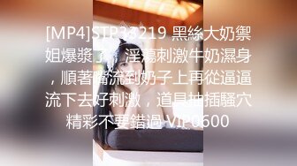 澡堂子内部员偷拍多位年轻漂亮的美女洗澡