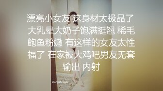 牛仔裤女神，难得露脸，细腰美腿半脱下裤子，手指扣穴水声哗哗