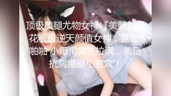 娃娃音超清纯金发萝莉萌妹，撩起衣服揉捏奶子，振动棒特写抽插粉穴，超级嫩进进出出，高潮搞得小穴很湿