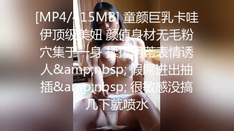 美女模特路边大尺度露奶又露B 看得都硬了罕见露脸