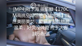 [MP4/ 423M] 甜美极品嫩妹要下海沙发上看大哥草骚逼，全程露脸要4P，激烈抽插浪叫不止还摸骚女奶子